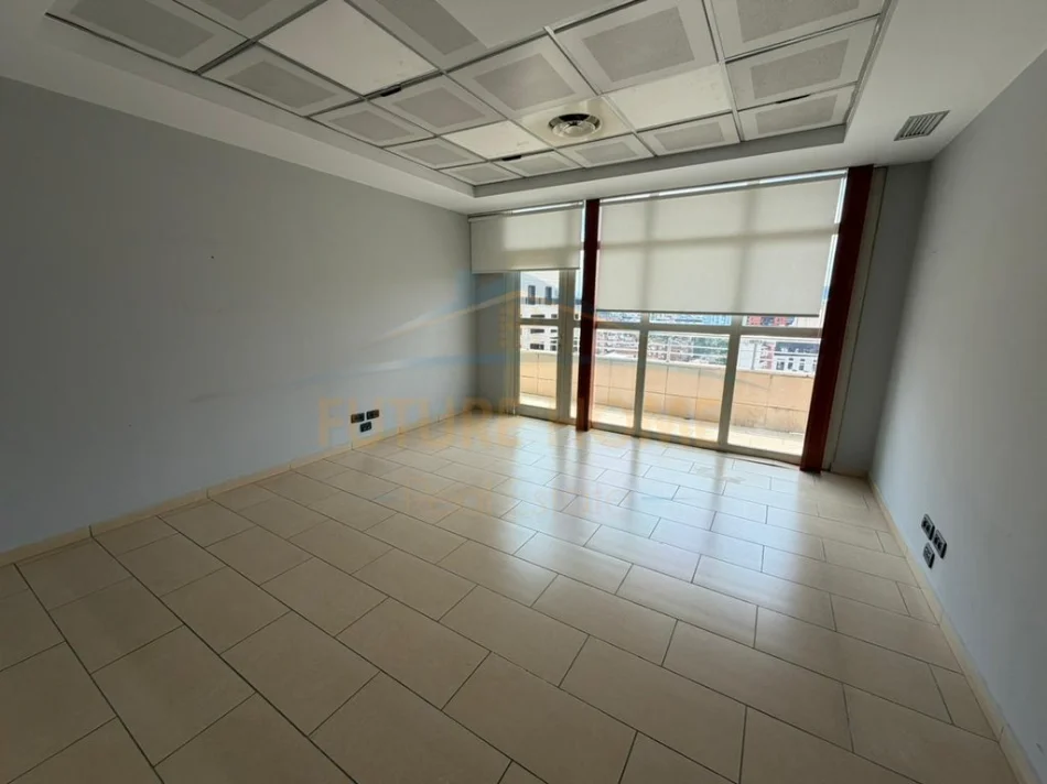 jap me qera zyre Kati 9, 450 m² 6.000 € (RRUGA E KAVAJES)