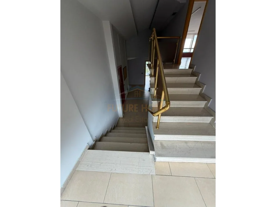 Tirane, jepet me qera ambjent biznesi Kati 9, 448 m² 6.000 € (Rruga e Kavajes)