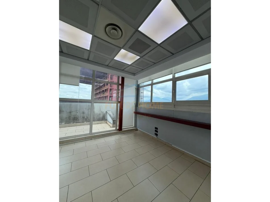 Tirane, jepet me qera Ambjent Zyrash , 450 m² 6.000 € (Rruga e Kavajes)