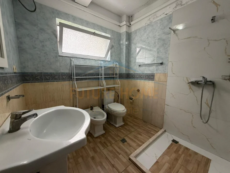 Tirane, jepet me qera apartament 2+1+Ballkon Kati 2, 90 m² 600 € (Kodra e Diellit , Tiranë)