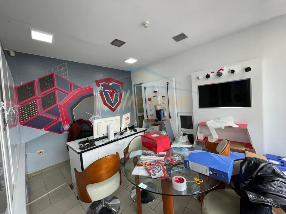 Tirane, jepet me qera ambjent biznesi Kati 0, 28 m² 600 € (Prane Delijorgjit)