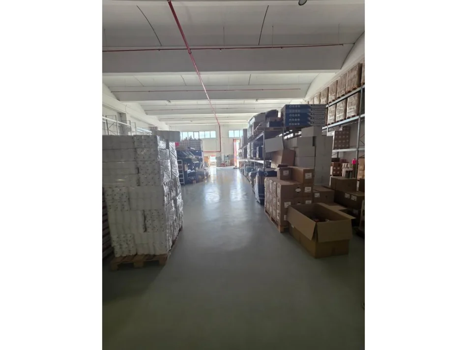 Tirane, shitet magazine Kati 0, 897 m² 1.800.000 € (Autostrada Tirane Durres)