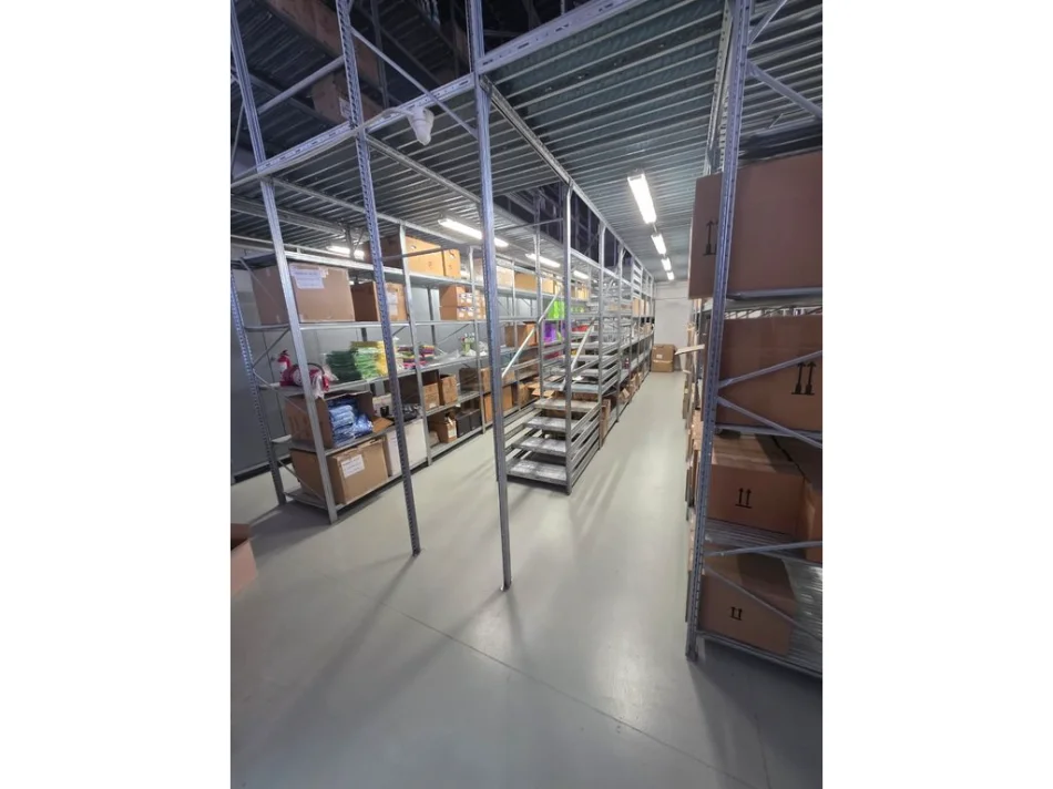 Tirane, shitet magazine Kati 0, 897 m² 1.800.000 € (Autostrada Tirane Durres)