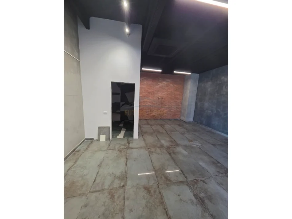Tirane, shitet magazine Kati 0, 897 m² 1.800.000 € (Autostrada Tirane Durres)