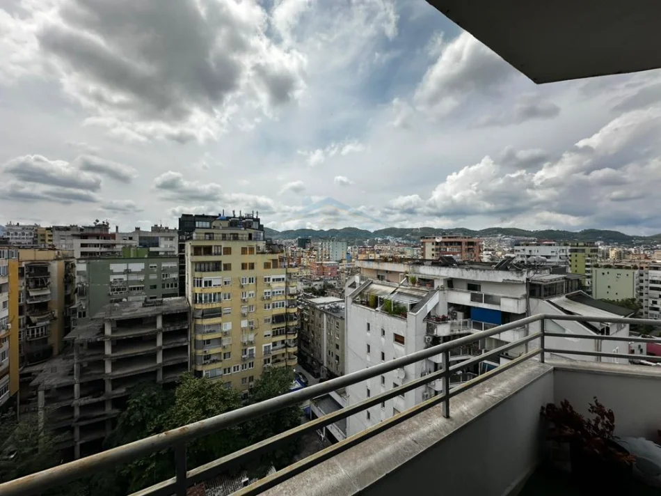 Tirane, jepet me qera zyre , 125 m² 2.300 € (Bllok)