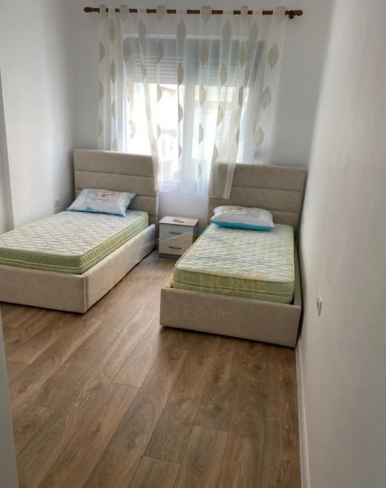 Tirane, jepet me qera apartament 2+1 Kati 2, 90 m² 600 € (brryli)