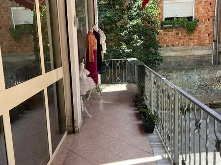 Tirane, jepet me qera ambjent biznesi Kati 0, 70 m² 700 € 