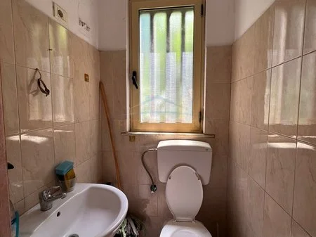 Tirane, jepet me qera ambjent biznesi Kati 0, 70 m² 700 € 