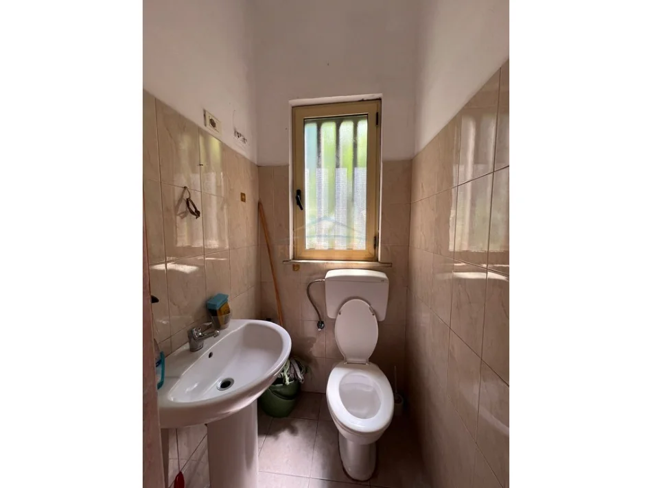 Tirane, jap me qera ambjent biznesi Kati 0, 70 m² 700 € (Myslym Shyri.)