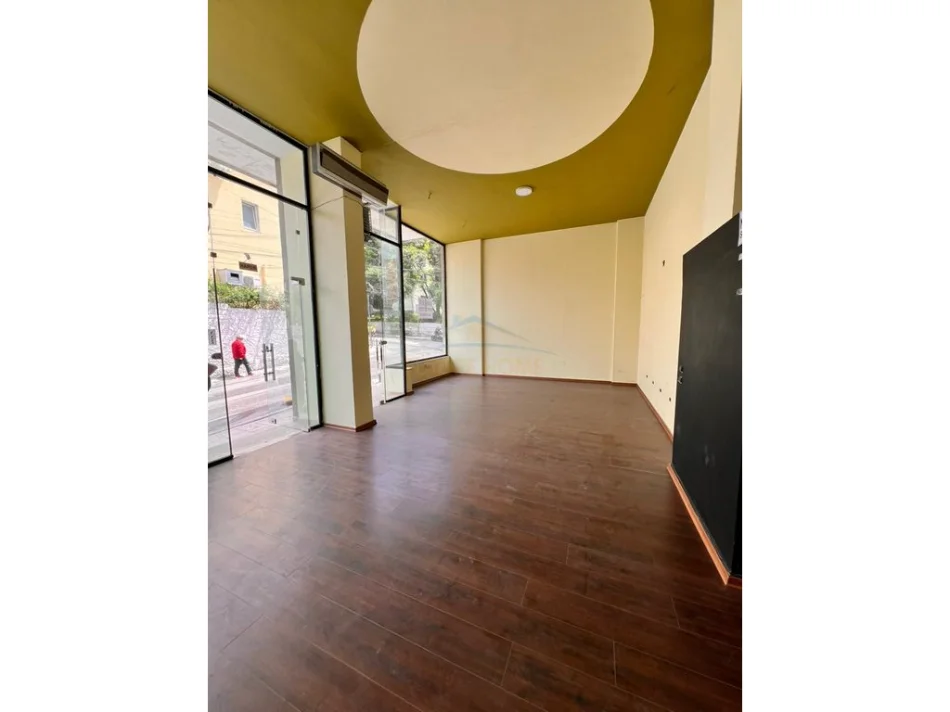 Tirane, jap me qera ambjent biznesi Kati 0, 75 m² 1.000 € (Rruga Pjeter Budi, Tirane,)
