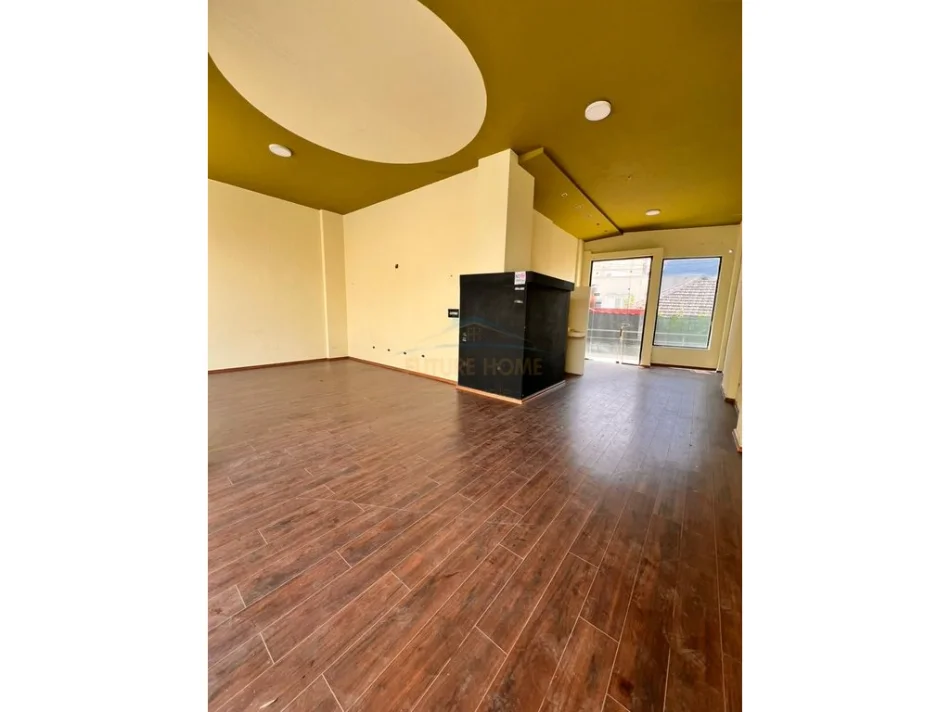 Tirane, jap me qera ambjent biznesi Kati 0, 75 m² 1.000 € (Rruga Pjeter Budi, Tirane,)