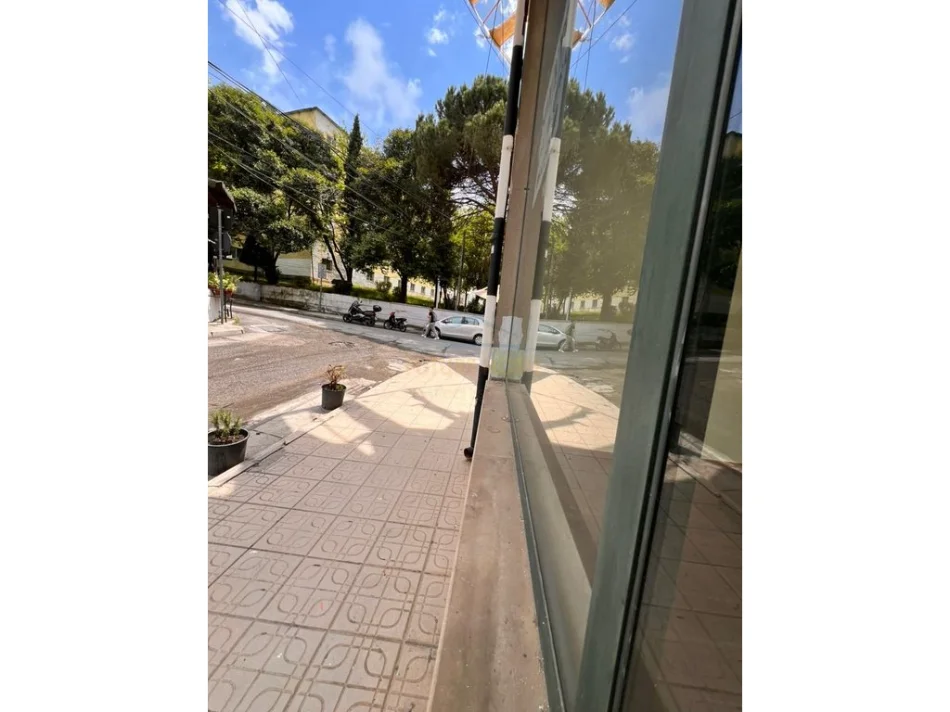 Tirane, jepet me qera ambjent biznesi Kati 0, 75 m² 1.000 € (Qytet Studenti)