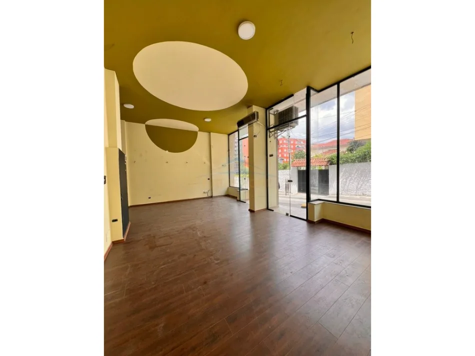 Tirane, jap me qera ambjent biznesi Kati 0, 75 m² 1.000 € (Rruga Pjeter Budi, Tirane,)