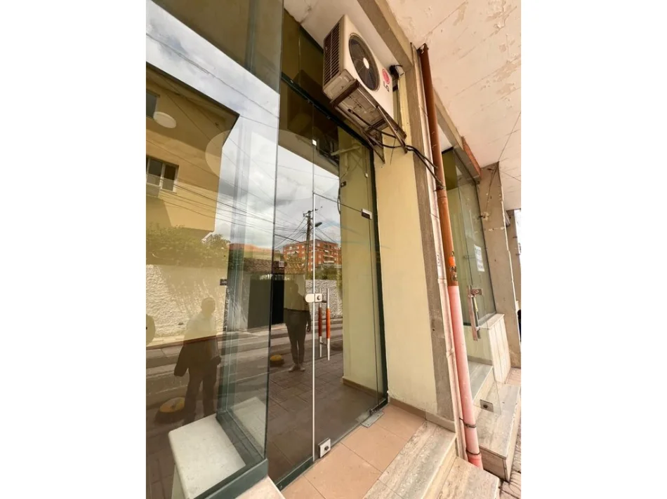 Tirane, jap me qera ambjent biznesi Kati 0, 75 m² 1.000 € (Rruga Pjeter Budi, Tirane,)