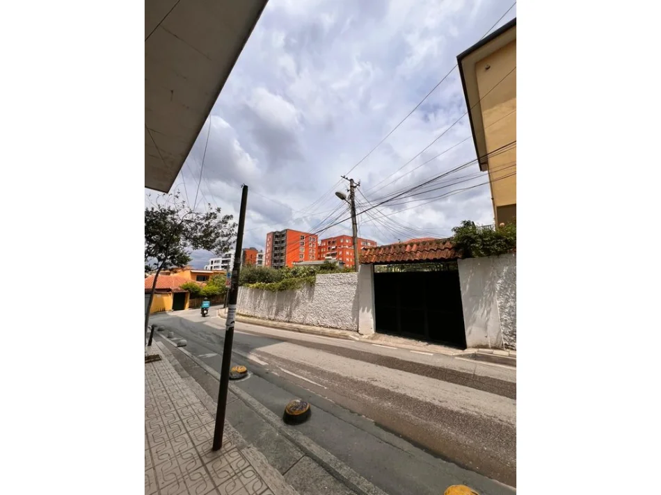 Tirane, jap me qera ambjent biznesi Kati 0, 75 m² 1.000 € (Rruga Pjeter Budi, Tirane,)