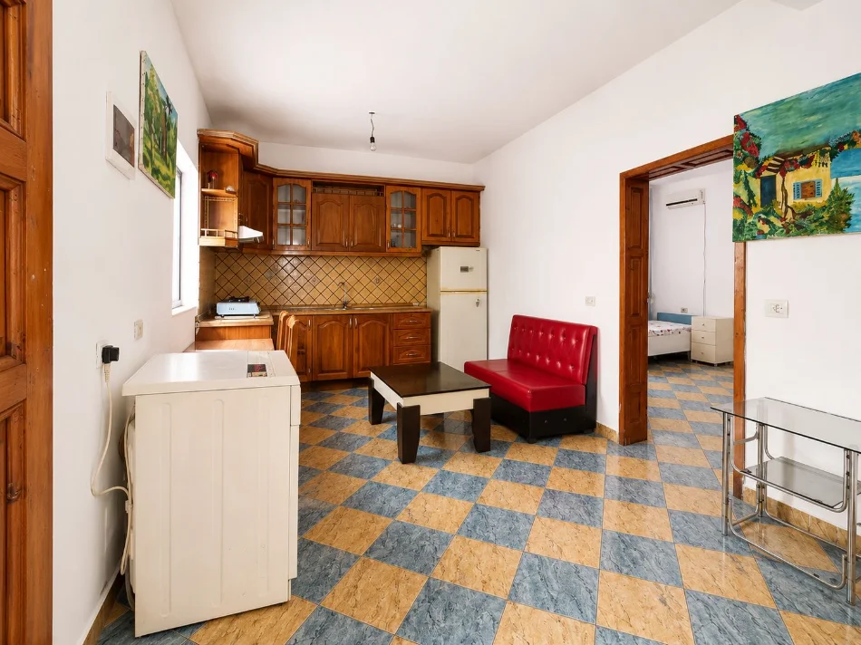 Tirane, jepet me qera shtepi 2+1+Ballkon Kati 1, 100 m² 350 € (Bulevardi i Ri, Rruga Ymer Sallaku, te nenstacioni elektrik)