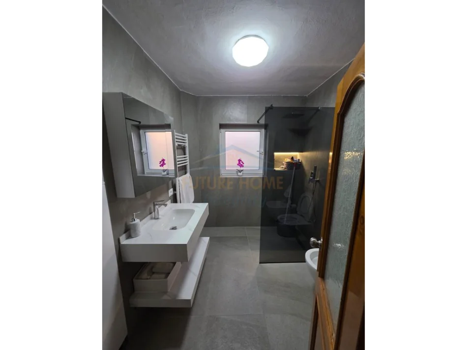 Tirane, shitet apartament 3+1+2+Ballkon Kati 2, 74 m² 225.000 € (21 Dhjetori)