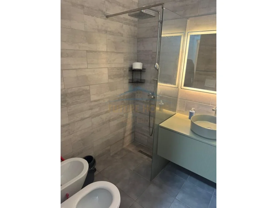 Tirane, jepet me qera apartament 1+1+Ballkon Kati 5, 62 m² 600 € (Fusha e Aviacionit)