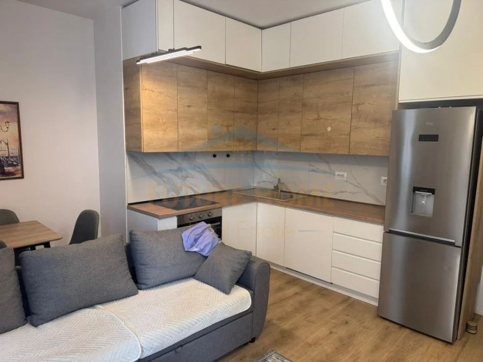 Tirane, jepet me qera apartament 1+1+Ballkon Kati 5, 62 m² 600 € (Fusha Aviacionit)