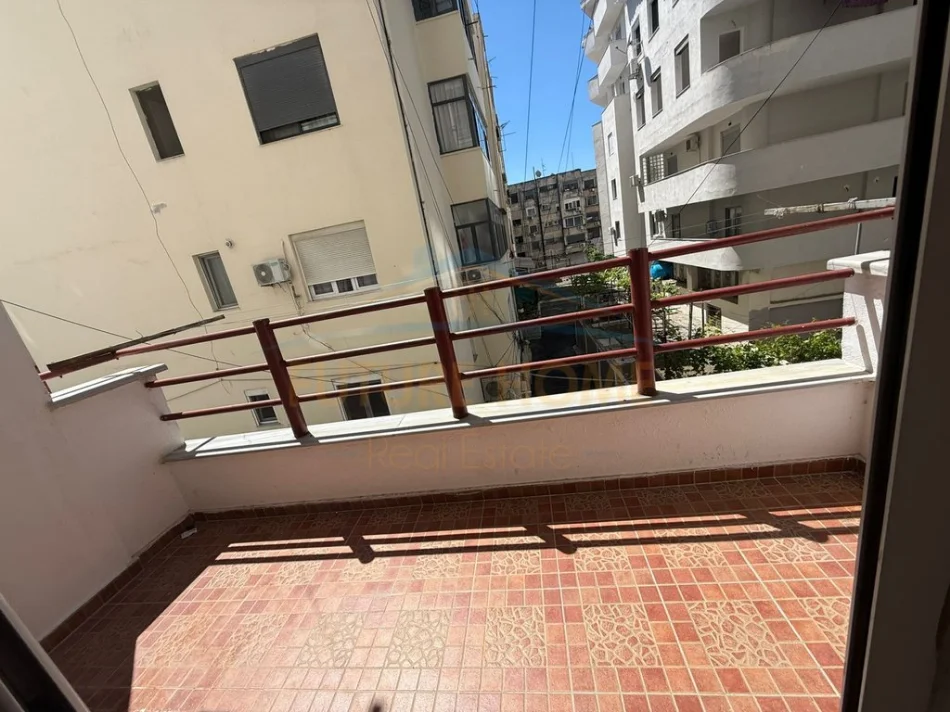 Durres, jepet me qera apartament 2+1+Ballkon Kati 2, 87 m² 450 € 