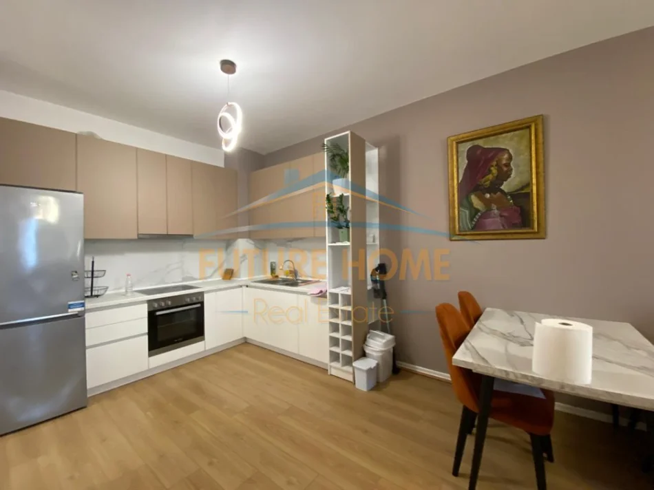 Tirane, jepet me qera apartament 2+1+Aneks+Ballkon Kati 4, 106 m² 800 € (yzberisht)