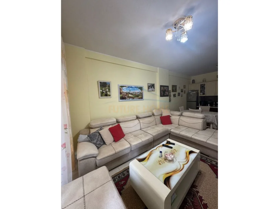 Tirane, jepet me qera apartament 2+1+Ballkon Kati 7, 82 m² 600 € (Unaza e Re)