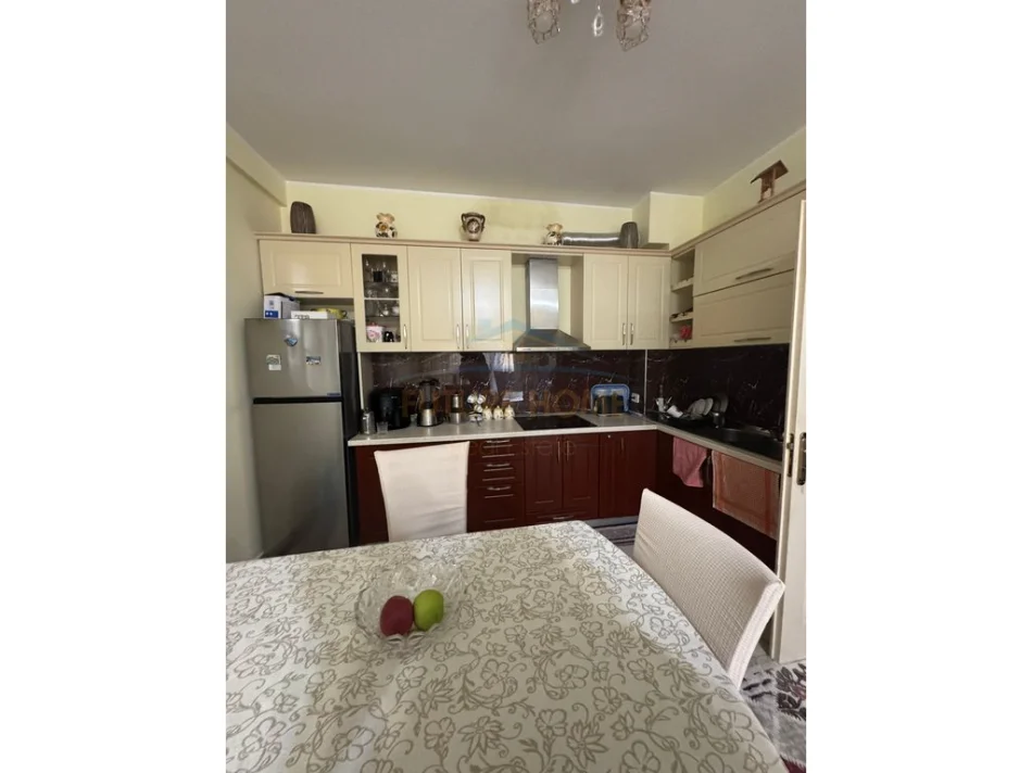Tirane, jepet me qera apartament 2+1+Ballkon Kati 7, 82 m² 600 € (Unaza e Re)