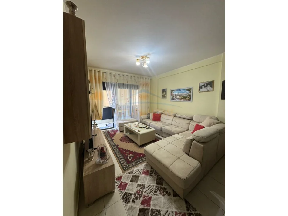 Tirane, jepet me qera apartament 2+1+Ballkon Kati 7, 82 m² 600 € (Unaza e Re)