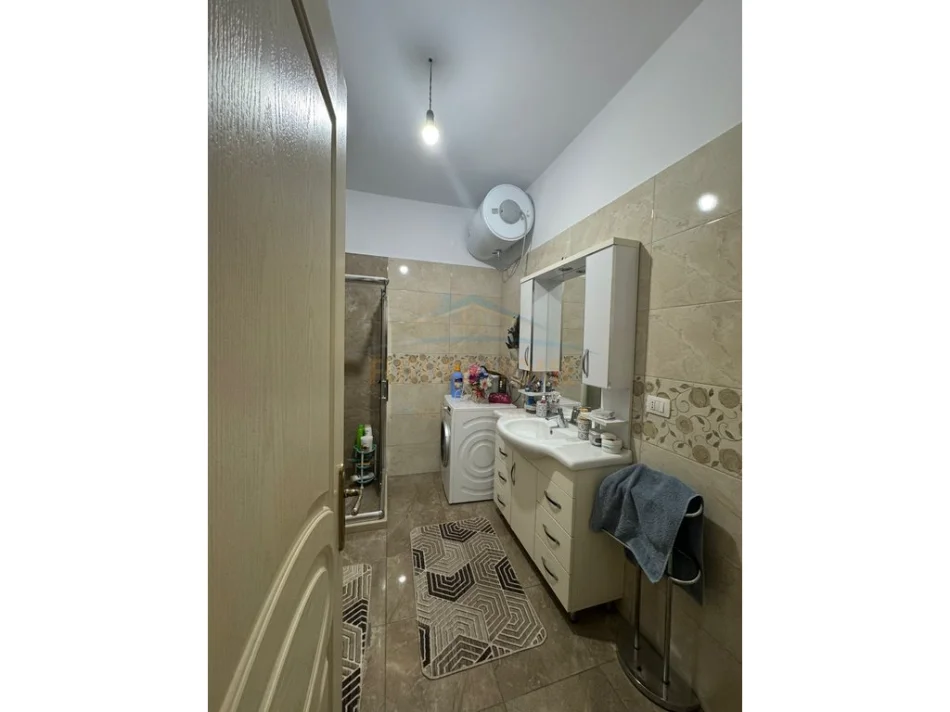 Tirane, jepet me qera apartament 2+1+Ballkon Kati 7, 82 m² 600 € (Unaza e Re)