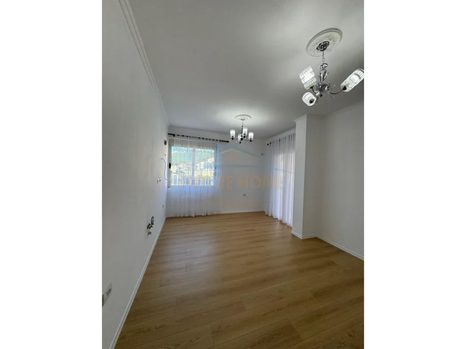 Tirane, shitet apartament 2+1+Ballkon Kati 2, 88 m² 135.000 € (Fresk)