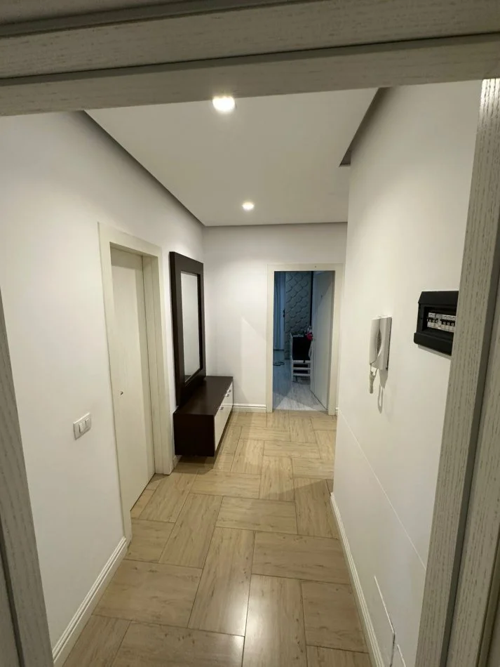 Tirane, jepet me qera apartament 2+1+Ballkon Kati 4, 90 m² 550 € (rruga 3 Deshmoret)