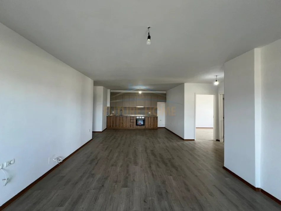 Tirane, jepet me qera apartament 3+1 Kati 4, 151 m² 530 € (5 Maji)