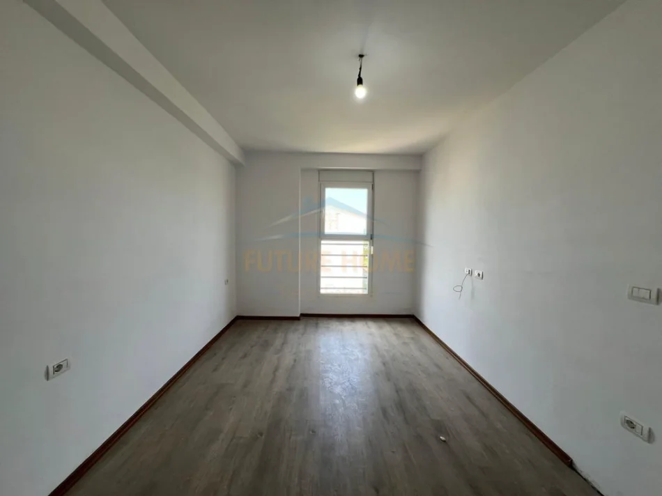 Tirane, jepet me qera apartament 3+1 Kati 4, 151 m² 530 € (5 Maji)