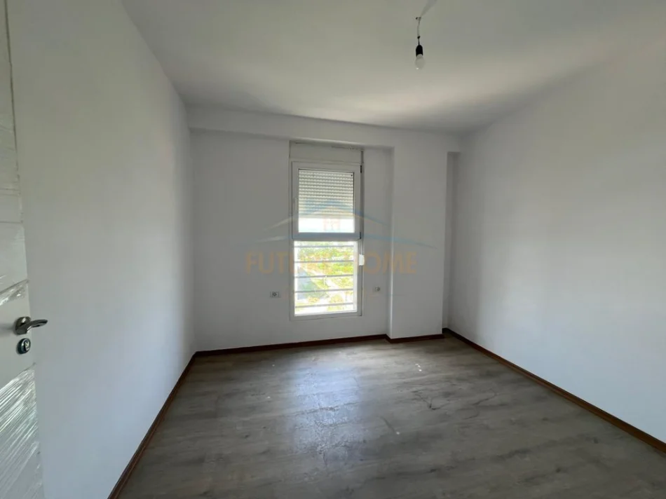 Tirane, jepet me qera apartament 3+1 Kati 4, 151 m² 530 € (5 Maji)