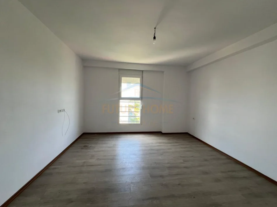 Tirane, jepet me qera apartament 3+1 Kati 4, 151 m² 530 € (5 Maji)