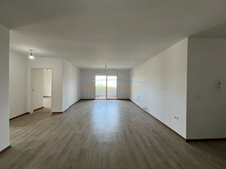 Tirane, jepet me qera apartament 3+1 Kati 4, 151 m² 530 € (5 Maji)