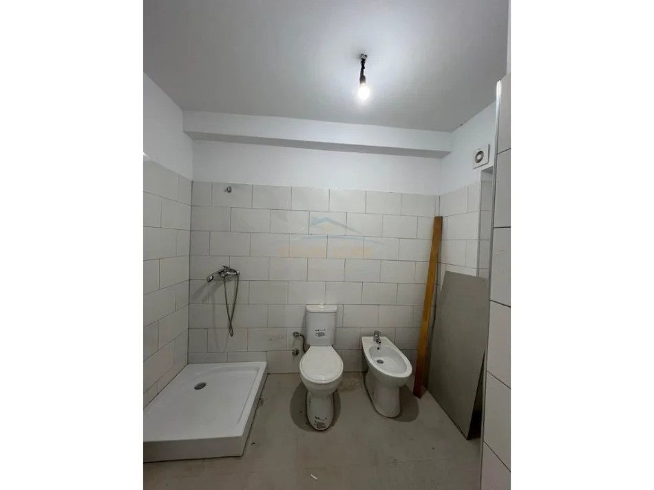 Tirane, jepet me qera apartament 3+1 Kati 4, 151 m² 530 € (5 Maji)