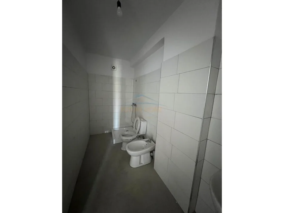 Tirane, jepet me qera apartament 3+1 Kati 4, 151 m² 530 € (5 Maji)