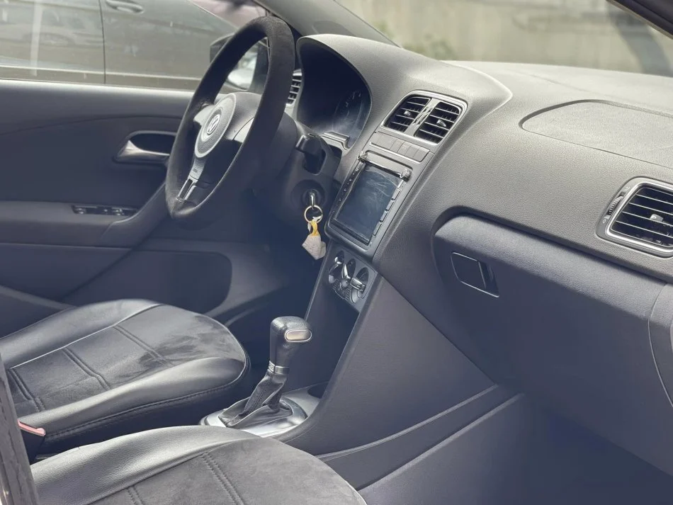 Tirane, shes makine VW POLO Benzin, e bardhë automatik Klima 243.000 km 6.500 €