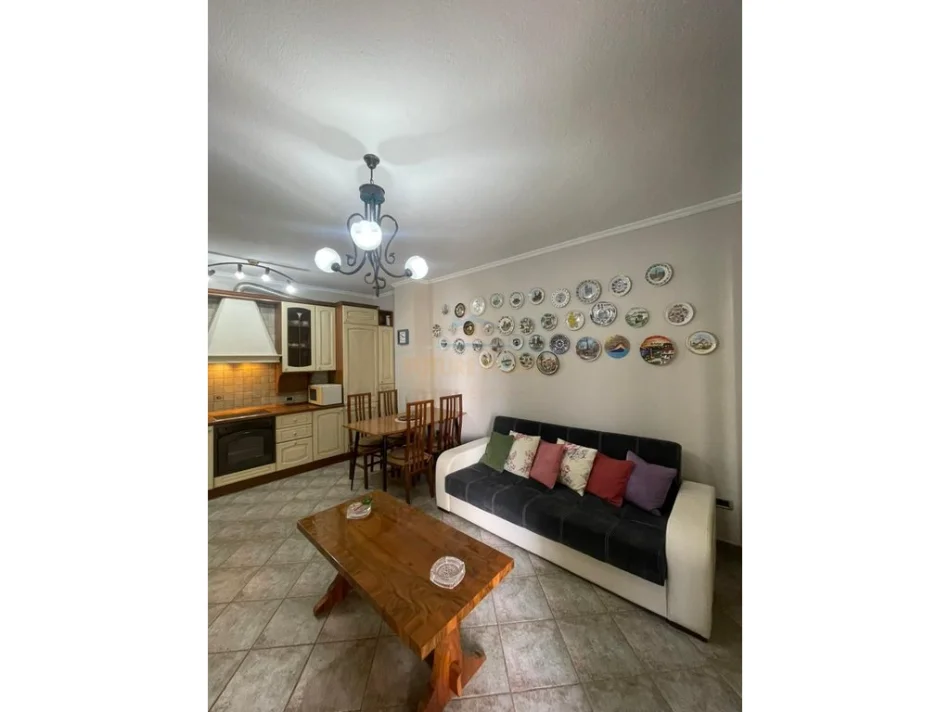 Tirane, jepet me qera apartament 2+1+Ballkon Kati 4, 78 m² 700 € (Myslym Shyri)