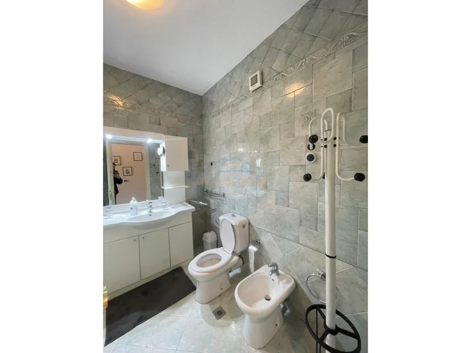 Tirane, jepet me qera apartament 2+1+Ballkon Kati 4, 80 m² 700 € (Myslym Shyri)