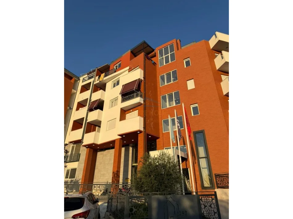 Tirane, shes apartament 2+1+Ballkon Kati 4, 170 m² 160.000 € (Kompleksi Jaho)
