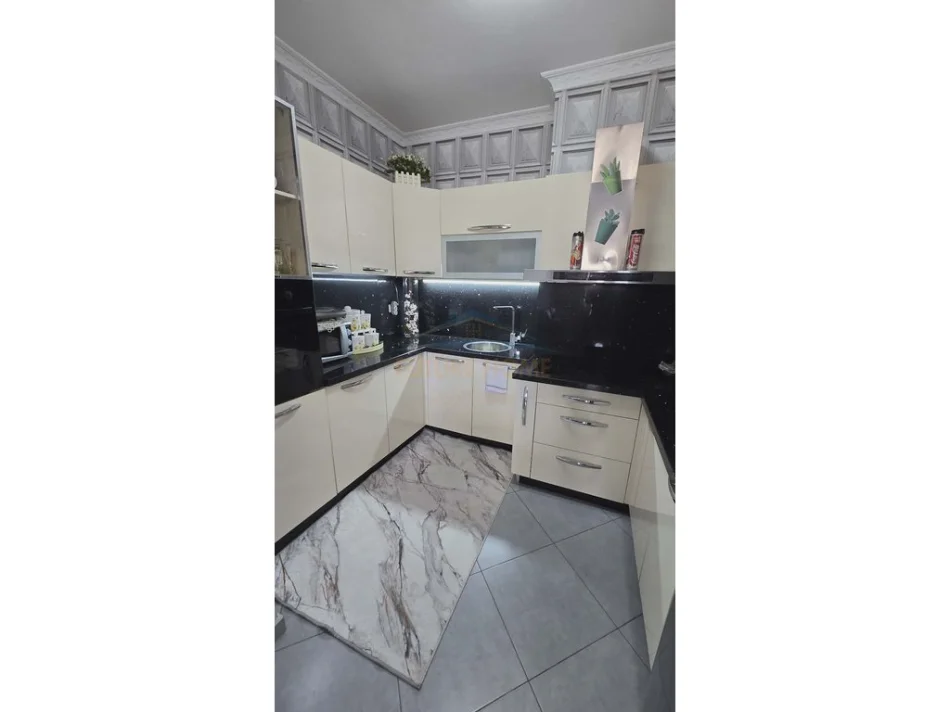 Tirane, shitet apartament 2+1+Ballkon Kati 4, 113 m² 260.000 € (Rruga Jordan Misja)