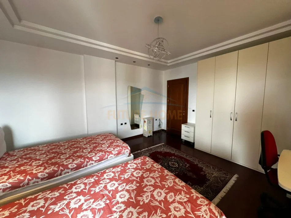 Tirane, jepet me qera apartament 4+1 Kati 10, 381 m² (Blloku)