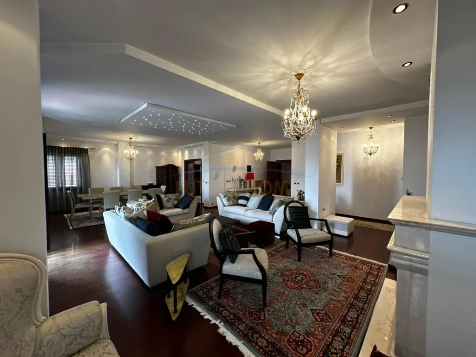Tirane, jepet me qera apartament 4+1 Kati 10, 382 m² 5.200 € (Blloku)