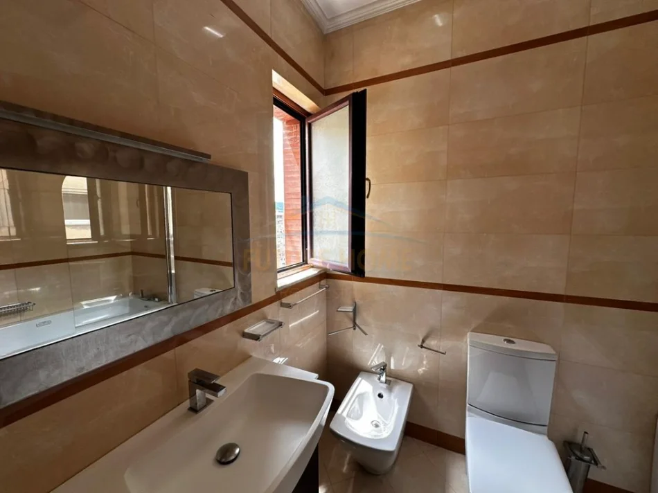 Tirane, jepet me qera apartament 4+1 Kati 10, 381 m² (Blloku)