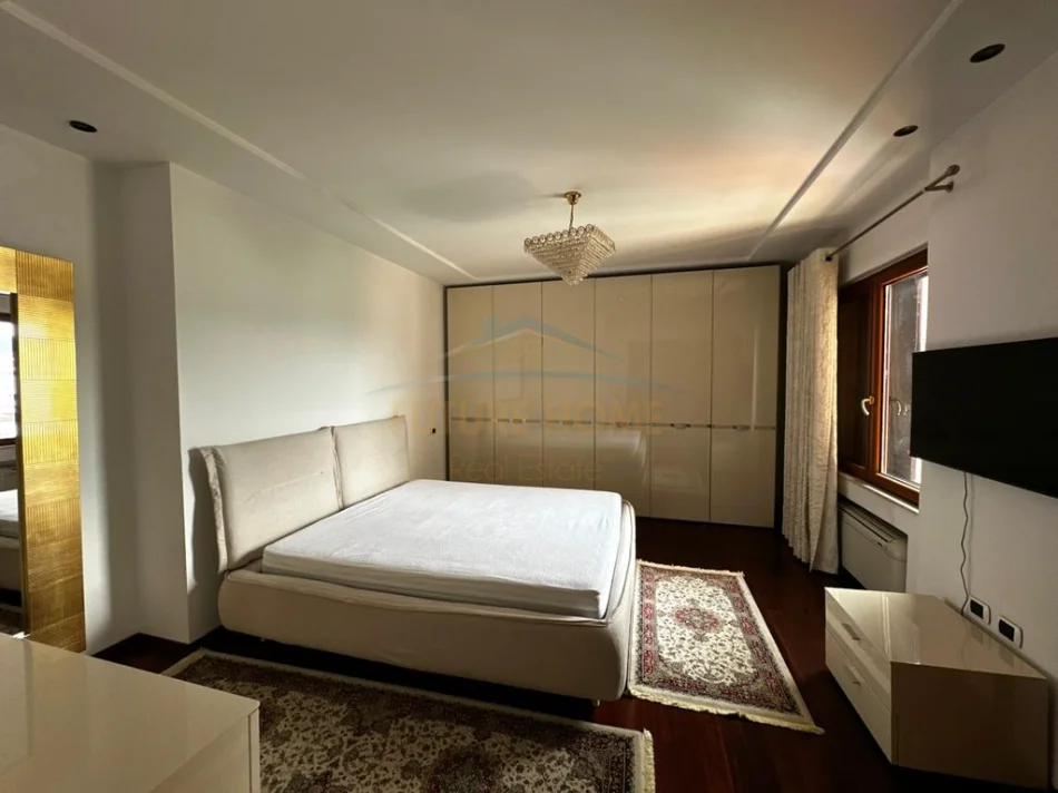 Tirane, jepet me qera apartament 4+1 Kati 10, 381 m² (Blloku)