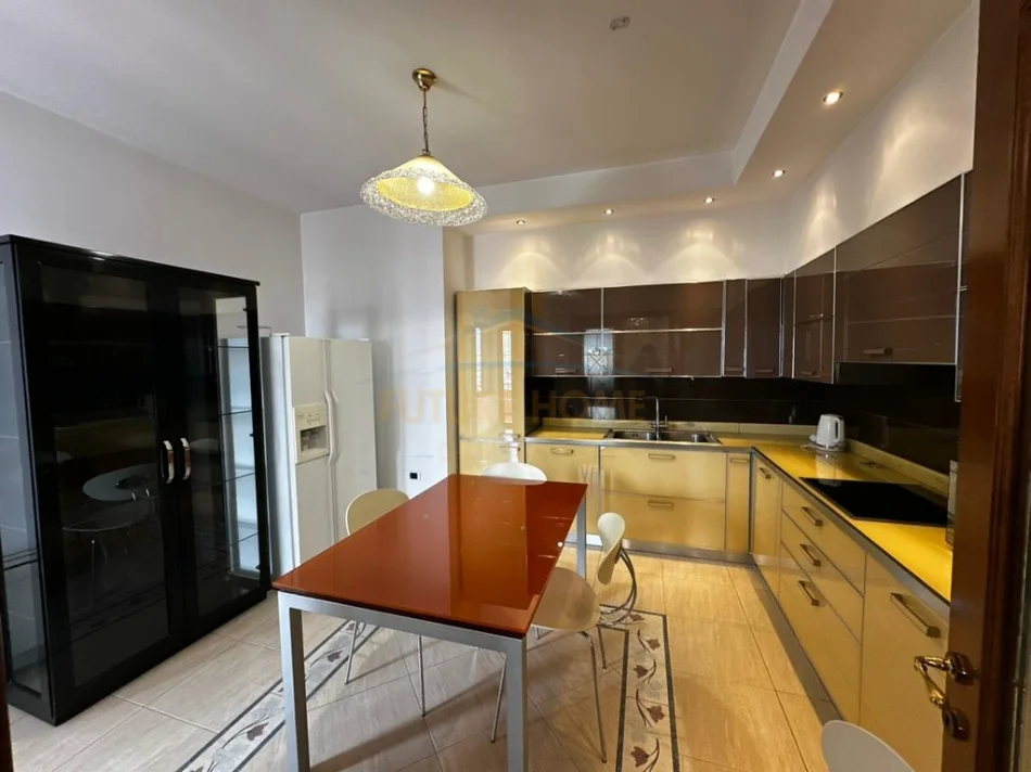 Tirane, jepet me qera apartament 4+1 Kati 10, 382 m² 5.200 € (Blloku)