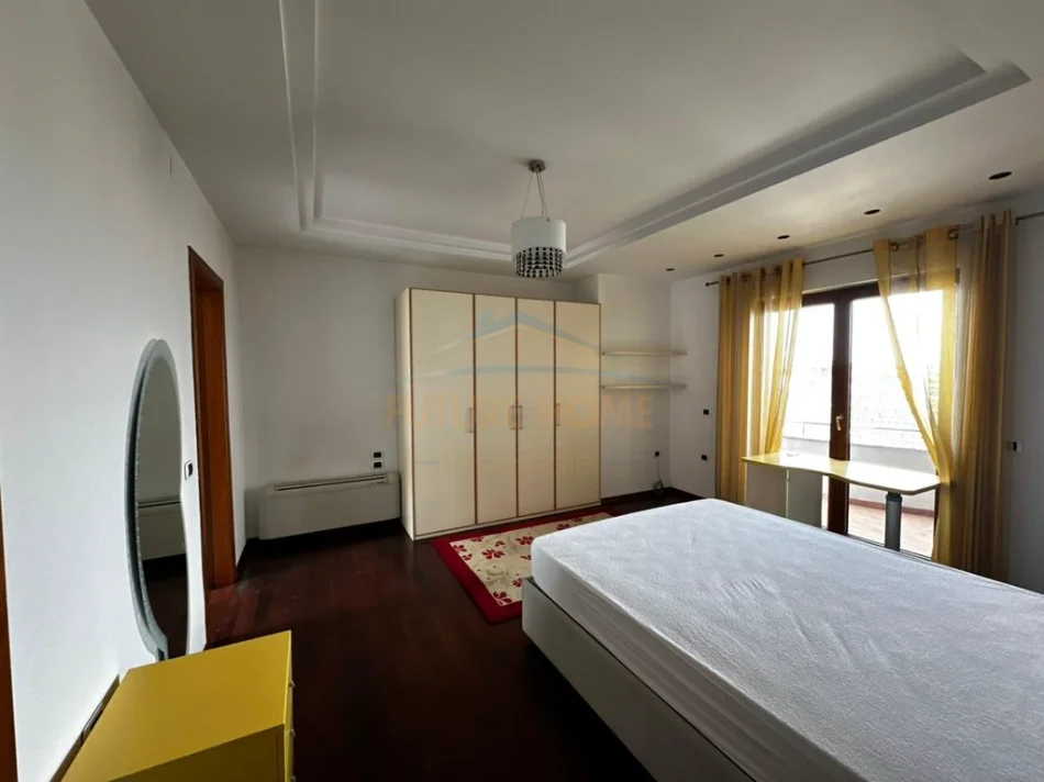 Tirane, jepet me qera apartament 4+1 Kati 10, 382 m² 5.200 € (Blloku)