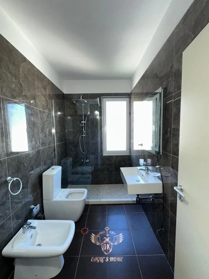 Durres, jepet me qera apartament 3+1+Ballkon Kati 6, 140 m² 600 € (QENDER)